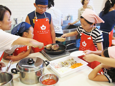 「夏休みカナダポーク親子料理教室」を開催しました。