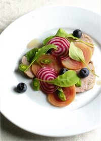 カナダポーク テンダーロインビーツ&ブルーベリー添え